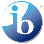 Un cercle avec un dégradé allant du blanc en haut vers du bleu foncé en bas et comportant les lettres IB en bleu et blanc.